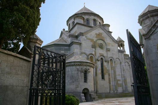 вход в Армянскую церковь в Ялте